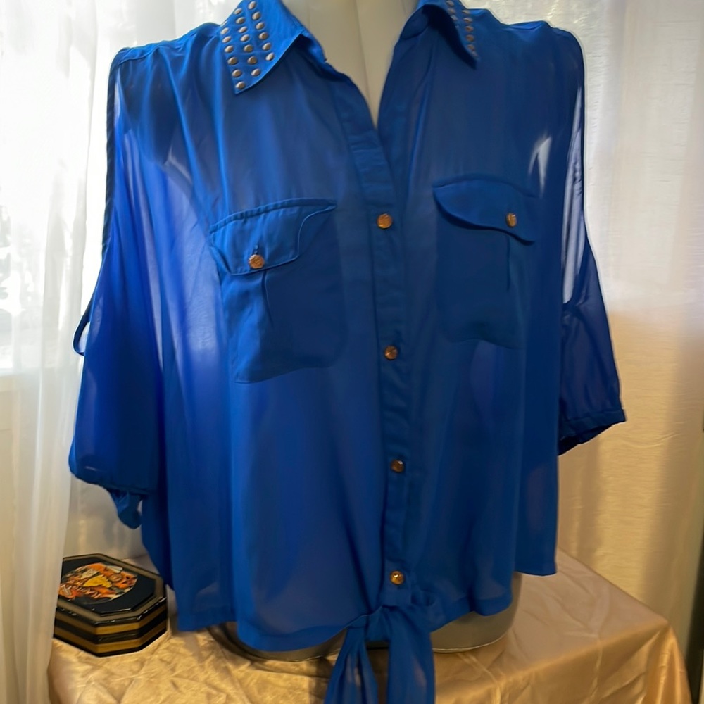 ❤️ Very Nice Blue Blouse w/Little Rim Stone all around collar